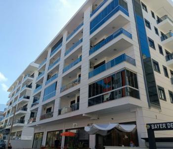 U samom centru Mahmutlara, unutar pijace utorkom, prodaje se hitno lijep i održavan 1+1 stan u zgradi staroj 3 godine.