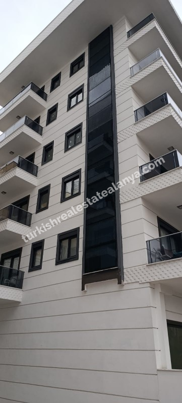 U samom centru Mahmutlara, unutar pijace utorkom, prodaje se hitno lijep i održavan 1+1 stan u zgradi staroj 3 godine.