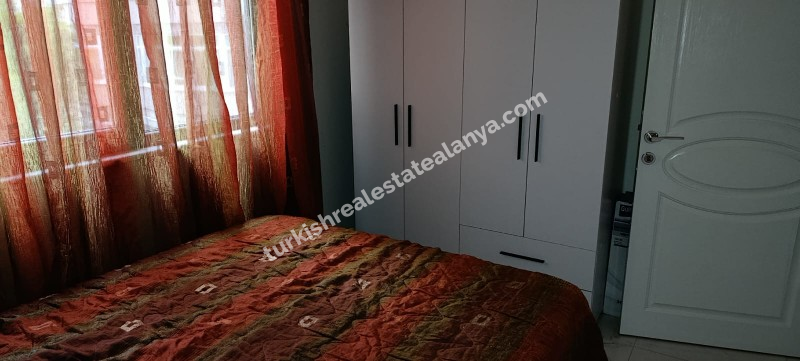 U samom centru Mahmutlara, unutar pijace utorkom, prodaje se hitno lijep i održavan 1+1 stan u zgradi staroj 3 godine.