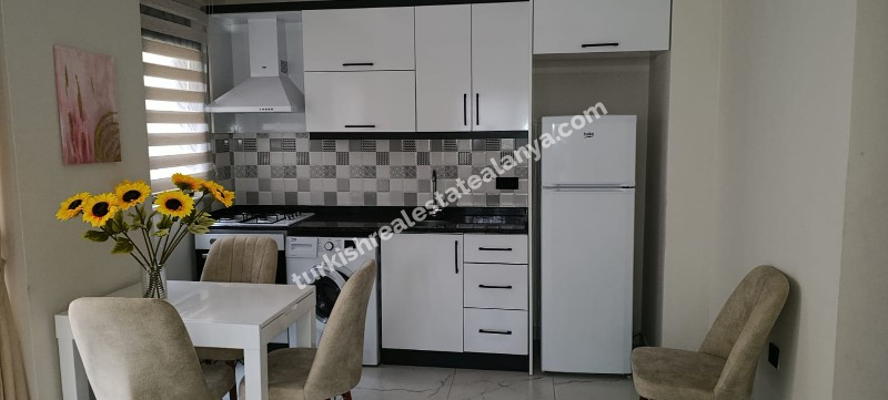 U samom centru Mahmutlara, unutar pijace utorkom, prodaje se hitno lijep i održavan 1+1 stan u zgradi staroj 3 godine.