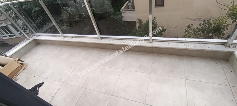 U samom centru Mahmutlara, unutar pijace utorkom, prodaje se hitno lijep i održavan 1+1 stan u zgradi staroj 3 godine.