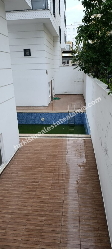 U samom centru Mahmutlara, unutar pijace utorkom, prodaje se hitno lijep i održavan 1+1 stan u zgradi staroj 3 godine.