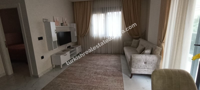 U samom centru Mahmutlara, unutar pijace utorkom, prodaje se hitno lijep i održavan 1+1 stan u zgradi staroj 3 godine.