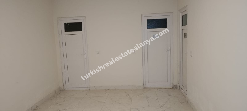 U samom centru Mahmutlara, unutar pijace utorkom, prodaje se hitno lijep i održavan 1+1 stan u zgradi staroj 3 godine.