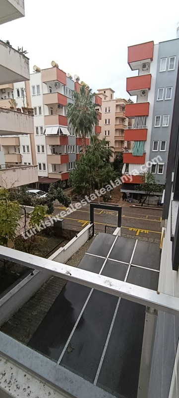 U samom centru Mahmutlara, unutar pijace utorkom, prodaje se hitno lijep i održavan 1+1 stan u zgradi staroj 3 godine.