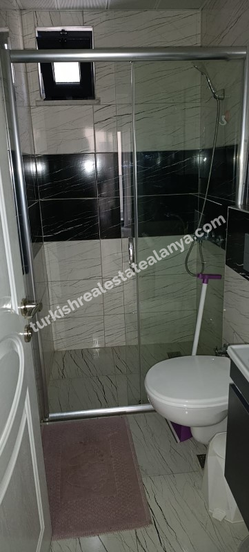 U samom centru Mahmutlara, unutar pijace utorkom, prodaje se hitno lijep i održavan 1+1 stan u zgradi staroj 3 godine.