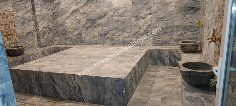 U samom centru Mahmutlara, unutar pijace utorkom, prodaje se hitno lijep i održavan 1+1 stan u zgradi staroj 3 godine.