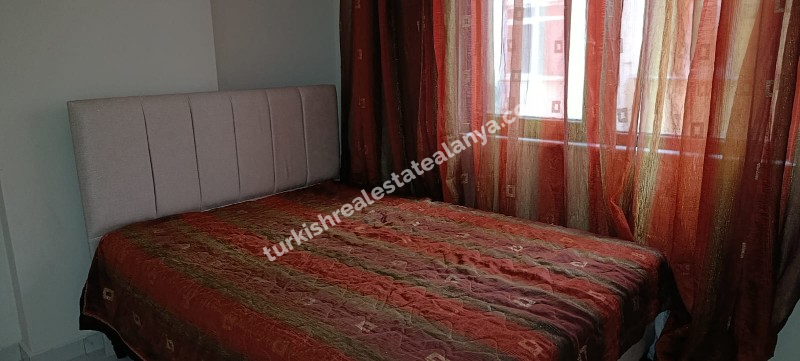 U samom centru Mahmutlara, unutar pijace utorkom, prodaje se hitno lijep i održavan 1+1 stan u zgradi staroj 3 godine.