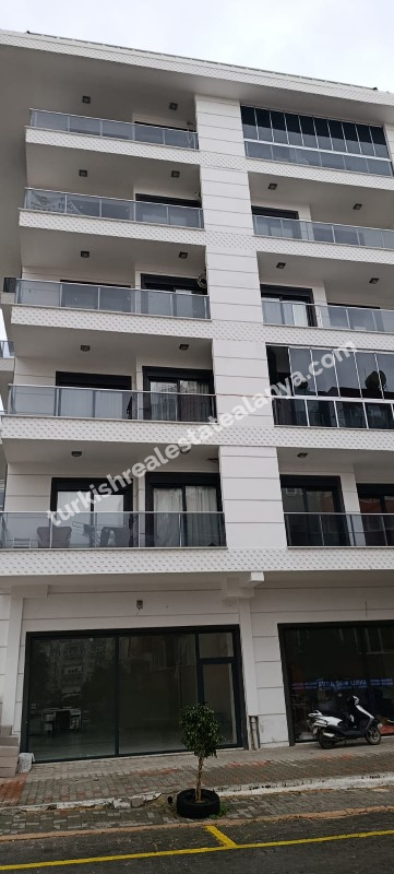 U samom centru Mahmutlara, unutar pijace utorkom, prodaje se hitno lijep i održavan 1+1 stan u zgradi staroj 3 godine.