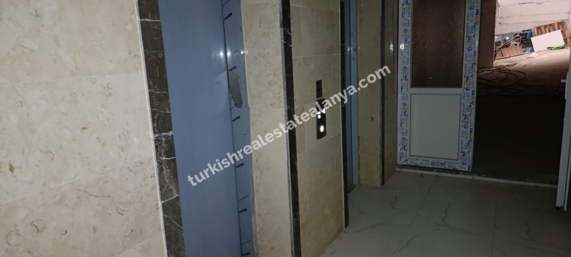 U samom centru Mahmutlara, unutar pijace utorkom, prodaje se hitno lijep i održavan 1+1 stan u zgradi staroj 3 godine.