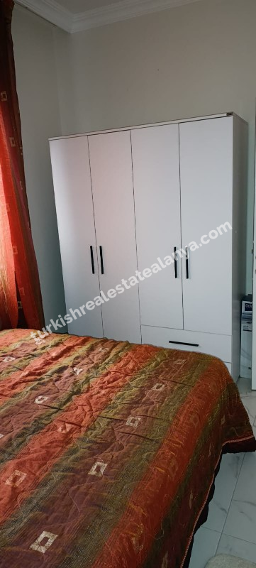 U samom centru Mahmutlara, unutar pijace utorkom, prodaje se hitno lijep i održavan 1+1 stan u zgradi staroj 3 godine.