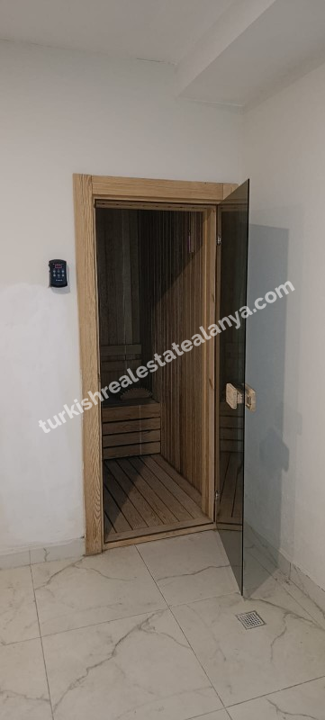 U samom centru Mahmutlara, unutar pijace utorkom, prodaje se hitno lijep i održavan 1+1 stan u zgradi staroj 3 godine.