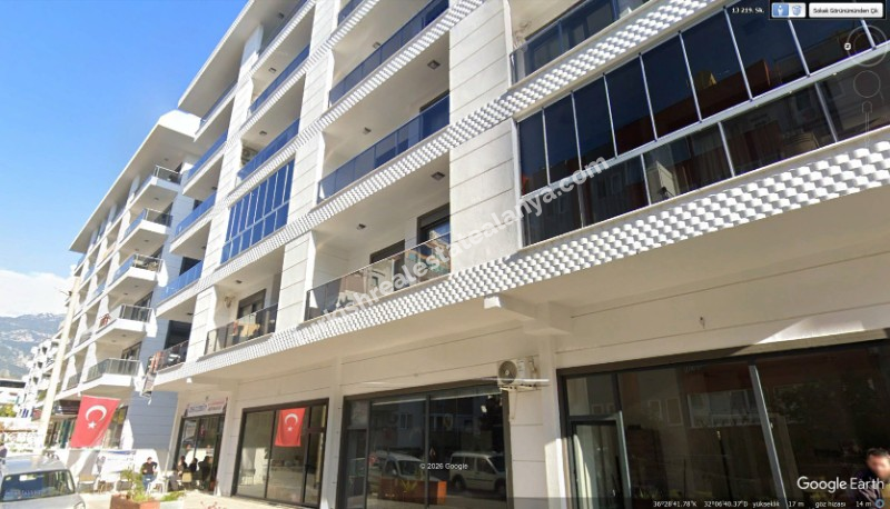 U samom centru Mahmutlara, unutar pijace utorkom, prodaje se hitno lijep i održavan 1+1 stan u zgradi staroj 3 godine.