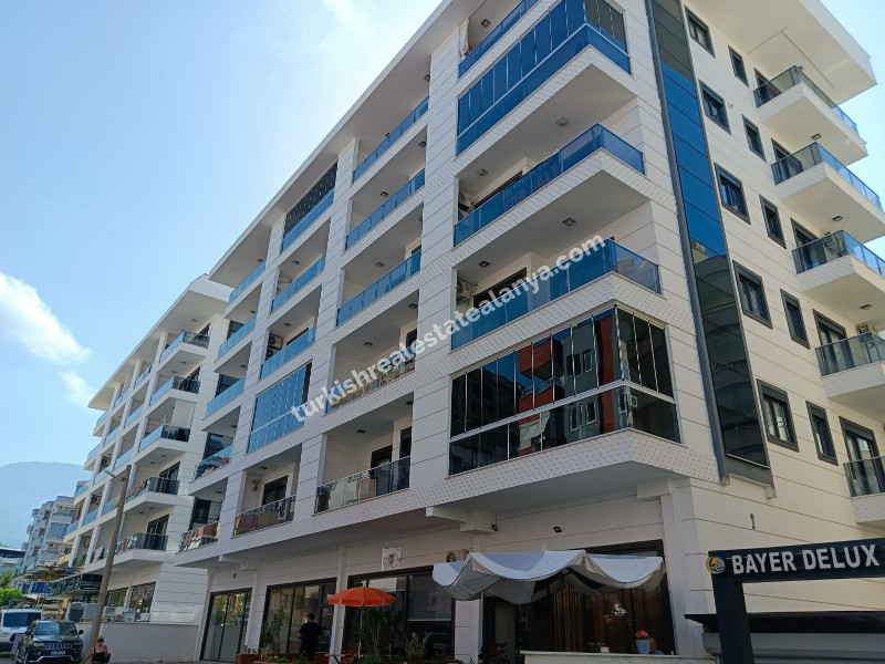 U samom centru Mahmutlara, unutar pijace utorkom, prodaje se hitno lijep i održavan 1+1 stan u zgradi staroj 3 godine.