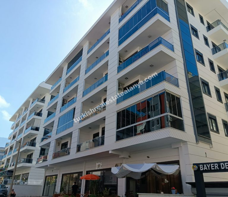 U samom centru Mahmutlara, unutar pijace utorkom, prodaje se hitno lijep i održavan 1+1 stan u zgradi staroj 3 godine.