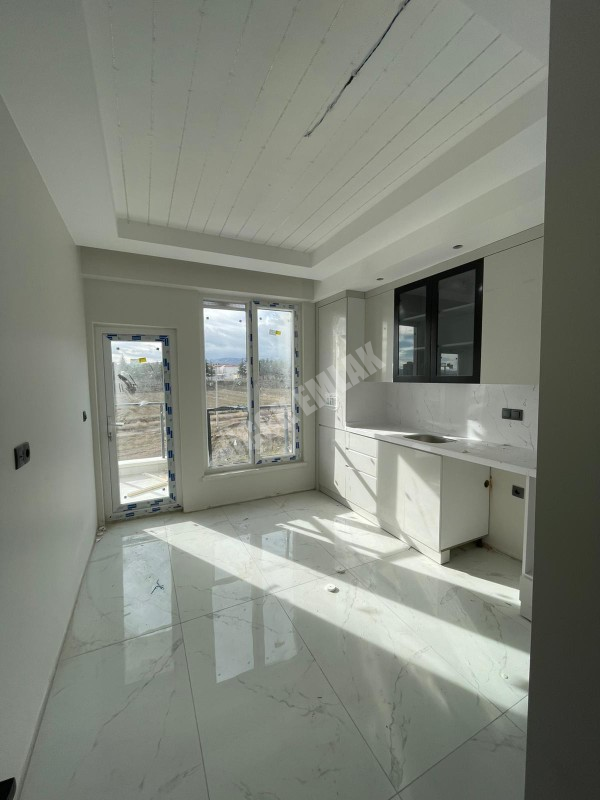 AFYON ÜÇOK EMLAKTAN MAREŞAL F ÇAKMAK MAH SATILIK SIFIR 3+1 DAİRELER 