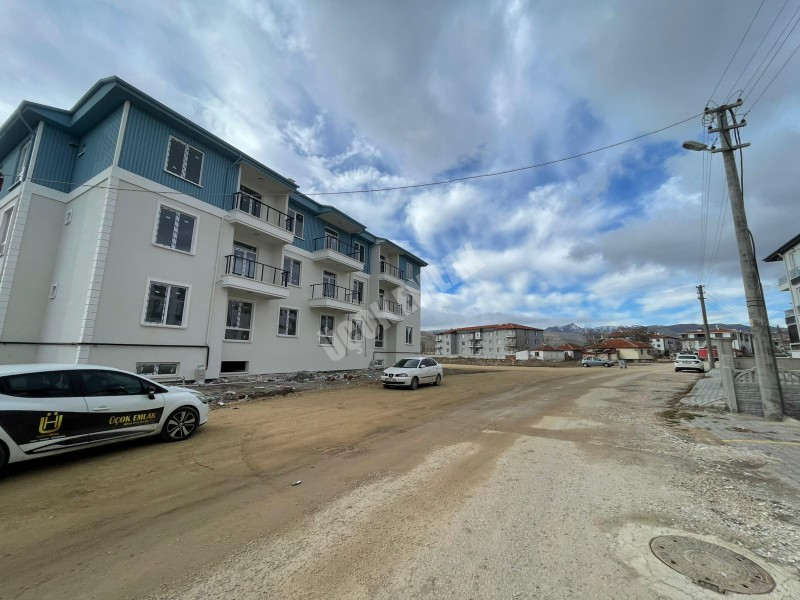 AFYON ÜÇOK EMLAKTAN MAREŞAL F ÇAKMAK MAH SATILIK SIFIR 3+1 DAİRELER 