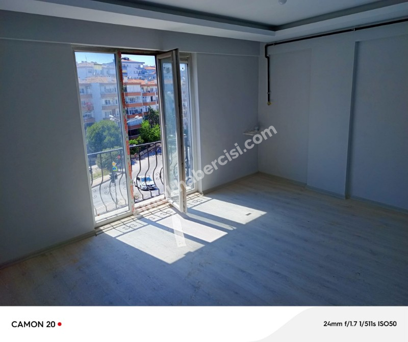 MUDANYA HALİTPAŞA 'da STADYUM MEVKİİ SATILIK 3.KAT SIFIR 1+1 DAİRE