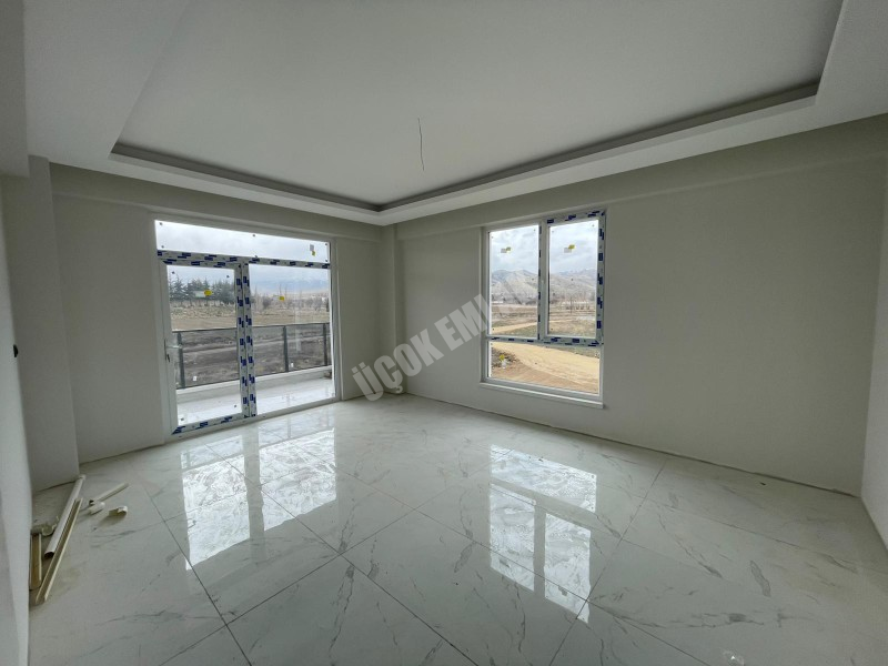 AFYON ÜÇOK EMLAKTAN MAREŞAL F ÇAKMAK MAH KİRALIK SIFIR LÜX 3+1 ARAKAT EBEBEYN BANYOLU DAİRE