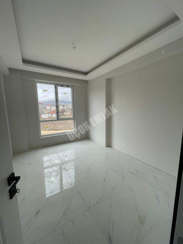 AFYON ÜÇOK EMLAKTAN MAREŞAL F ÇAKMAK MAH KİRALIK SIFIR LÜX 3+1 ARAKAT EBEBEYN BANYOLU DAİRE