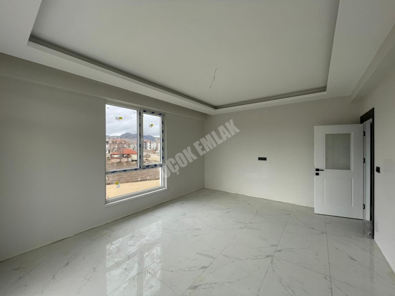 AFYON ÜÇOK EMLAKTAN MAREŞAL F ÇAKMAK MAH KİRALIK SIFIR LÜX 3+1 ARAKAT EBEBEYN BANYOLU DAİRE