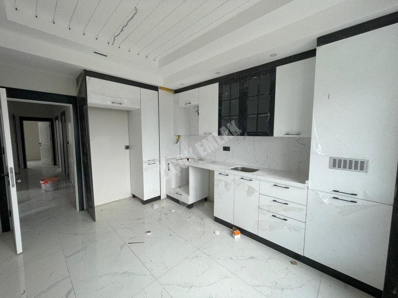 AFYON ÜÇOK EMLAKTAN MAREŞAL F ÇAKMAK MAH KİRALIK SIFIR LÜX 3+1 EBEBEYN BANYOLU DAİRE