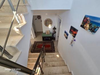 KUŞADASINDA ÖZEL HAVUZLU GENİŞ BAHÇELİ FUL DENİZ MANZARALI 3+1 VİLLA