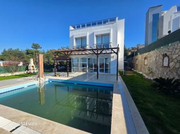 KUŞADASINDA ÖZEL HAVUZLU GENİŞ BAHÇELİ FUL DENİZ MANZARALI 3+1 VİLLA