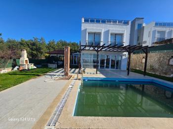 KUŞADASINDA ÖZEL HAVUZLU GENİŞ BAHÇELİ FUL DENİZ MANZARALI 3+1 VİLLA