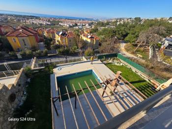 KUŞADASINDA ÖZEL HAVUZLU GENİŞ BAHÇELİ FUL DENİZ MANZARALI 3+1 VİLLA