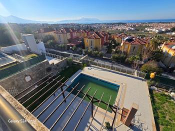 KUŞADASINDA ÖZEL HAVUZLU GENİŞ BAHÇELİ FUL DENİZ MANZARALI 3+1 VİLLA