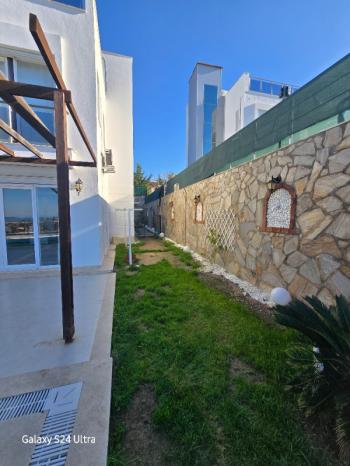 KUŞADASINDA ÖZEL HAVUZLU GENİŞ BAHÇELİ FUL DENİZ MANZARALI 3+1 VİLLA