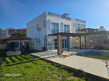 KUŞADASINDA ÖZEL HAVUZLU GENİŞ BAHÇELİ FUL DENİZ MANZARALI 3+1 VİLLA