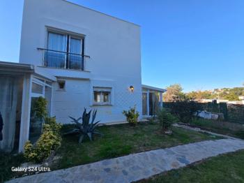 KUŞADASINDA ÖZEL HAVUZLU GENİŞ BAHÇELİ FUL DENİZ MANZARALI 3+1 VİLLA