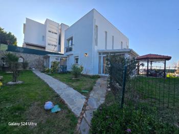 KUŞADASINDA ÖZEL HAVUZLU GENİŞ BAHÇELİ FUL DENİZ MANZARALI 3+1 VİLLA