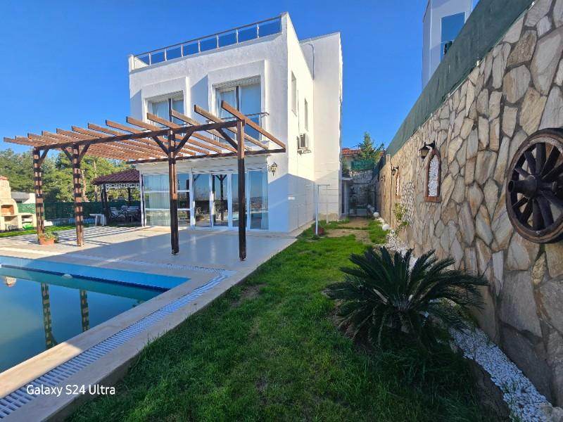 KUŞADASINDA ÖZEL HAVUZLU GENİŞ BAHÇELİ FUL DENİZ MANZARALI 3+1 VİLLA