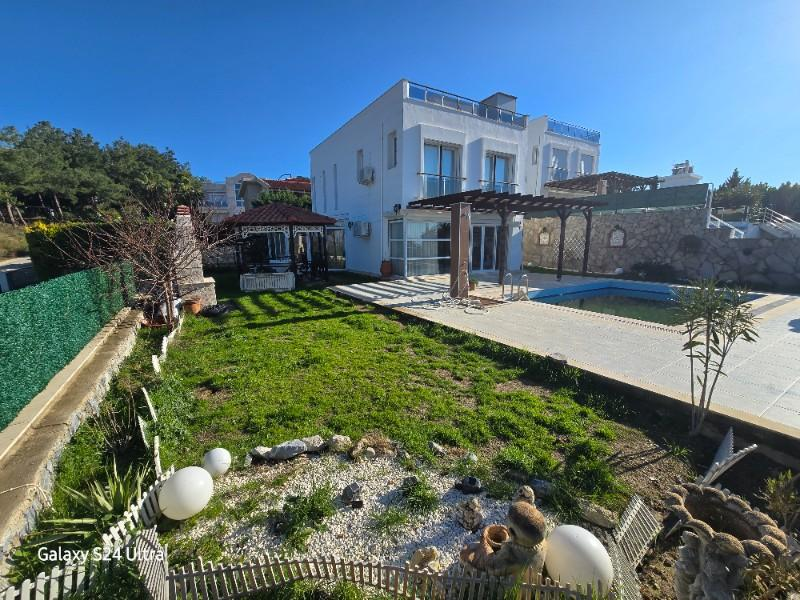 KUŞADASINDA ÖZEL HAVUZLU GENİŞ BAHÇELİ FUL DENİZ MANZARALI 3+1 VİLLA