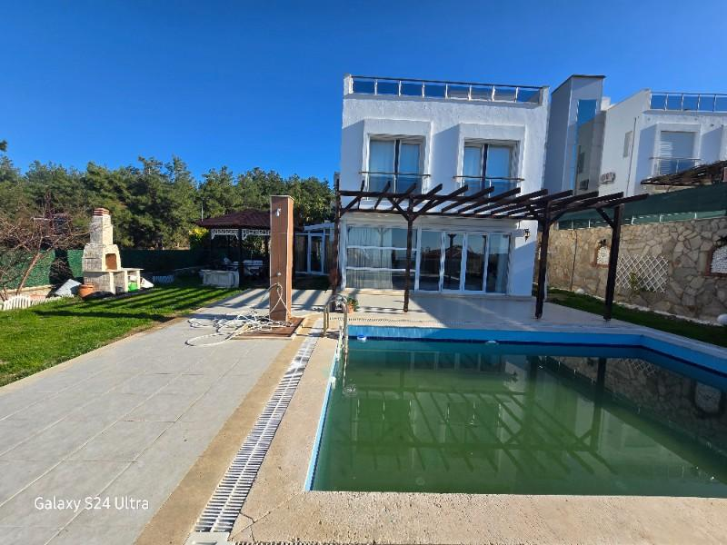 KUŞADASINDA ÖZEL HAVUZLU GENİŞ BAHÇELİ FUL DENİZ MANZARALI 3+1 VİLLA