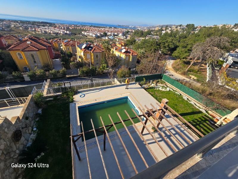 KUŞADASINDA ÖZEL HAVUZLU GENİŞ BAHÇELİ FUL DENİZ MANZARALI 3+1 VİLLA