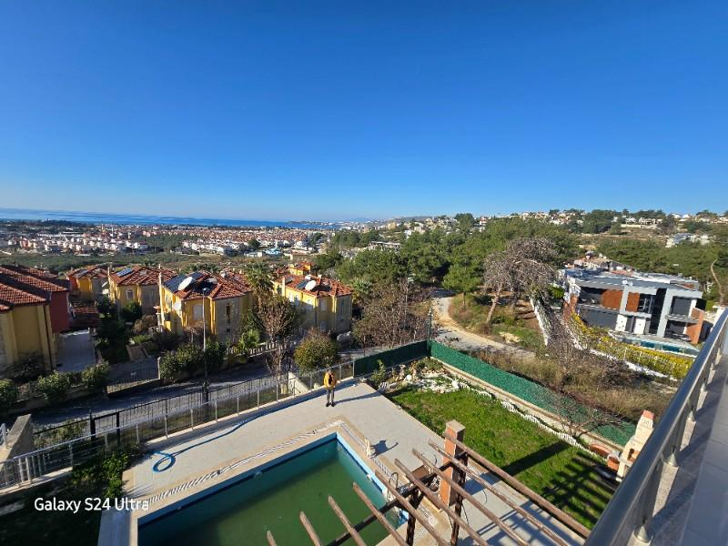 KUŞADASINDA ÖZEL HAVUZLU GENİŞ BAHÇELİ FUL DENİZ MANZARALI 3+1 VİLLA