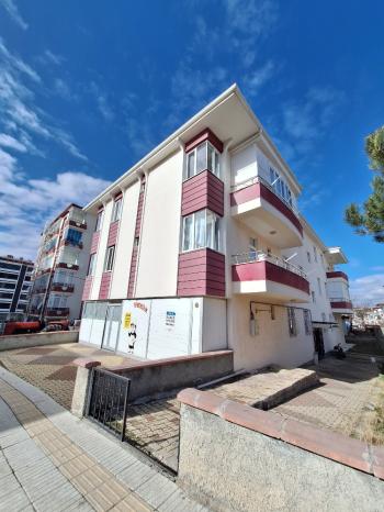 GÜVENAY - ÇORUM BAHÇELİEVLER M. AKİF ERSOY CADDESİ ARA KAT  2+1 SATILIK DAİRE