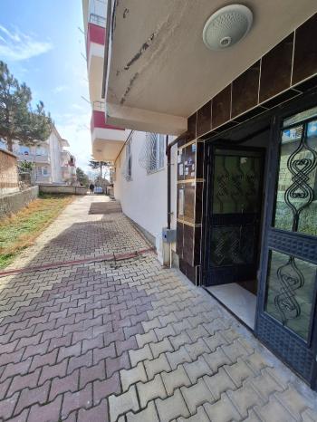 GÜVENAY - ÇORUM BAHÇELİEVLER M. AKİF ERSOY CADDESİ ARA KAT  2+1 SATILIK DAİRE