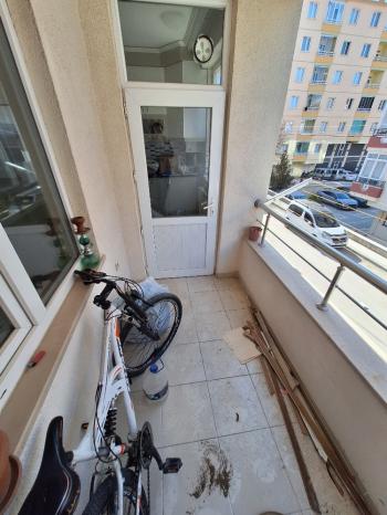 GÜVENAY - ÇORUM BAHÇELİEVLER M. AKİF ERSOY CADDESİ ARA KAT  2+1 SATILIK DAİRE