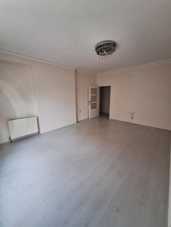 GÜVENAY - ÇORUM BAHÇELİEVLER M. AKİF ERSOY CADDESİ ARA KAT  2+1 SATILIK DAİRE
