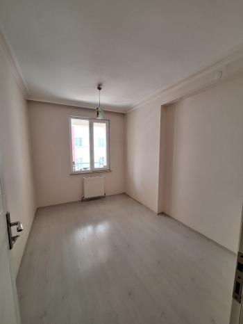 GÜVENAY - ÇORUM BAHÇELİEVLER M. AKİF ERSOY CADDESİ ARA KAT  2+1 SATILIK DAİRE