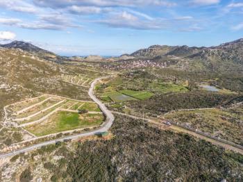 Taşlıca–Söğüt Sınırında 437 m² Müstakil Tapulu, Yola 2. Parsel Satılık Tarla