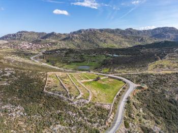 Taşlıca–Söğüt Sınırında 437 m² Müstakil Tapulu, Yola 2. Parsel Satılık Tarla