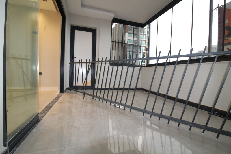 ASLAN'DAN HAVUZLU SİTEDE GENİŞ METRAJLI ULTRALÜKS 5+1