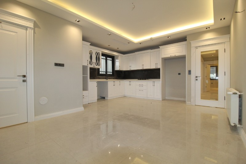 ASLAN'DAN HAVUZLU SİTEDE GENİŞ METRAJLI ULTRALÜKS 5+1