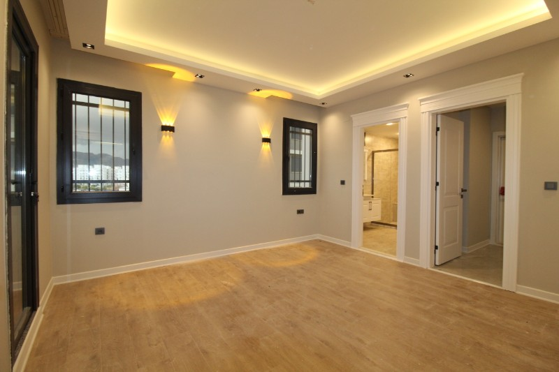 ASLAN'DAN HAVUZLU SİTEDE GENİŞ METRAJLI ULTRALÜKS 5+1